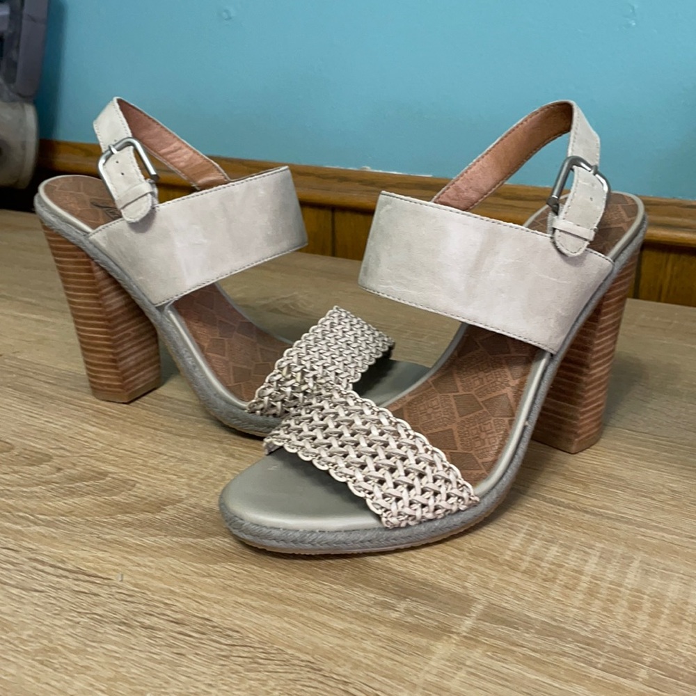 Like new. Lucky brand heeled sandals. Cream/tan.